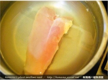 step3: <a href="https://bit.ly/3EZL8dD" target="_blank" data-keyword="雞胸" class="guide-link"><strong>雞胸</strong></a> <span style="display:inline-block;vertical-align:middle;margin-top:-3px;color:initial;border-radius:3px;padding:2px 3px;font-size:12px;line-height:14px;background:#87d300;color:#fff;">即買</span> 肉也放入入滾水中汆燙，直到肉色全部由紅轉白，即可撈出備用。