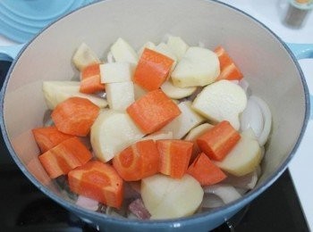 step3: 牛肉沒有血色後加入切塊的蘿蔔和馬鈴薯一起拌炒~~