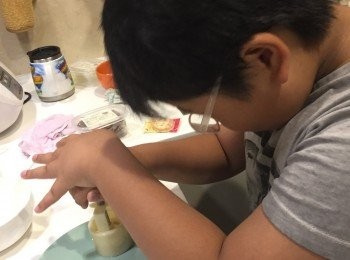 step8: 將包了餡的粉糰放進模具內壓出月餅來