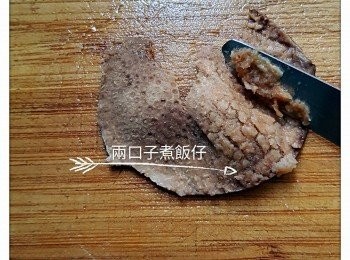 step2: 陳皮用水浸至軟身，用刀將果囊刮去備用