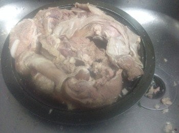 step1: 先將買回來原條牛腩放入薑片滾水內汆水取出冲水並用手唧去及取走肉上的肥膏備用