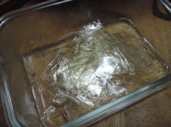 step3: 吉利丁片剪小塊，泡入冰水中