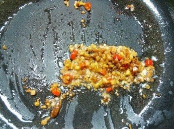 step3: 燒熱油爆香蒜蓉及指天椒，直至蒜蓉變色。