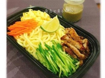 step6: 加點水煮雞絲或煎松阪豬也是很讚的喔!!!!