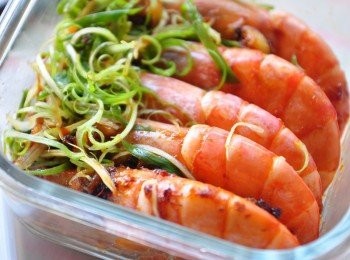 step6: 將熱騰騰的又香又辣的醬蝦裝入樂扣樂扣方形保鮮盒中，保持新鮮美味!
