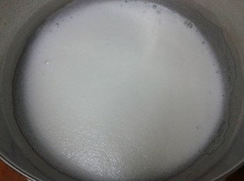 step3: 然後下糖，改用中速打發一分鐘，泡沫會變少