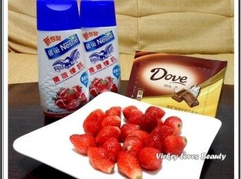 step1: 步驟1> 先將草莓洗淨後去蒂，以乾淨的廚房紙巾輕轊擦去多餘的水份後備用。