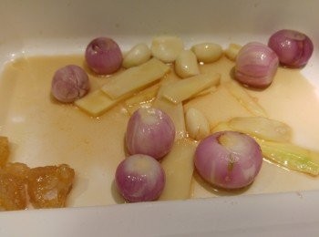 step1: 雞斬件洗乾淨備用。先預熱麻油後爆香乾蔥,蒜頭,薑片之後落冰糖。(冰糖不需炒到完全溶化。)