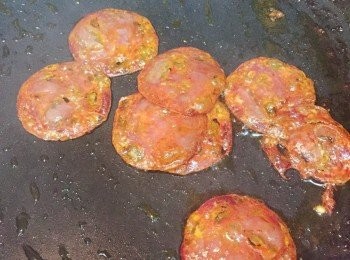 step2: 燒熱油鑊，先放入西班牙香腸炒香至出油。