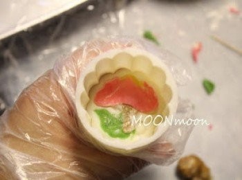 step10: 餅模灑上少量糕粉，把不同顏色粉糰，加入模中適當位置壓好。