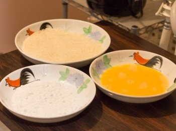 step13: 蒸好放涼至可處理之程度，拆開錫紙，用廚房紙印走雞卷表面之水份。預備加左已加入少許鹽之麵粉﹑打散雞蛋一隻及麵包糠