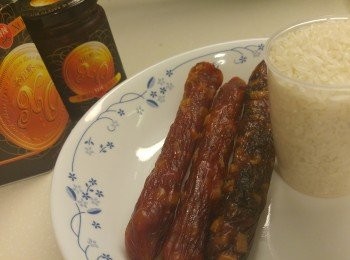 step2: 鴛鴦腸先用熱水汆水,這樣做可去除腸雜質和減少油份。