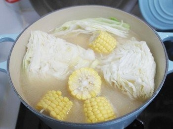step3: 接著放入高麗菜和玉米熬煮~~湯會更鮮甜!!