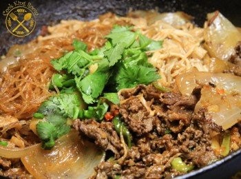 step1: 粉絲，蝦米 浸軟
肥牛用生抽及黑胡椒粉醃10分鐘
蒜頭切粒，紅蔥頭切粒，洋蔥切1／4
芫茜洗淨，留莖，葉略切
蔥切段，最後一段切成蔥花
辣椒切粒