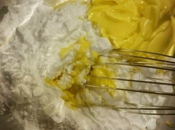 step3: 因糖霜會結塊，所以要篩到牛油上。拌至沒有粒粒。