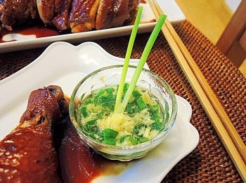 step5: 薑蔥蓉：將薑磨成蓉，青蔥切粒，加入鹽份。在鍋子燒熱2湯匙油，倒入薑蔥蓉中，攪至鹽溶即成。