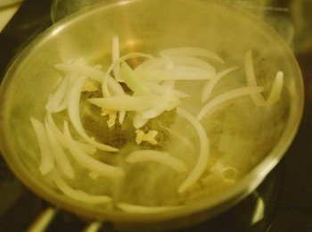 step2: 加入洋蔥略炒