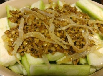 step3: 爆香乾蔥和蒜蓉加入蜆肉和白飯魚炒到乾身後加入調味料可試味,再將蜆肉和白飯魚放在勝瓜面隔水蒸15分鐘。