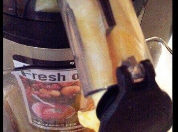 step5: 取出芒果冰逐少放進Panasonic 慢磨榨汁機攪拌，果汁出口備有防滴漏果汁蓋，榨汁時更方便衛生。