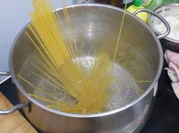 step11: 燒熱一大鍋水，下點鹽和油後，下意粉煮7分鐘，撈起備用（別沖洗）