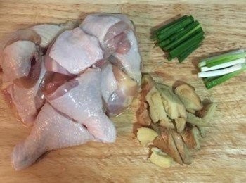 step1: 雞腿去除多餘的肥油後洗淨剁大塊，薑拍扁後切片，蔥切段並將蔥白和蔥花分開。