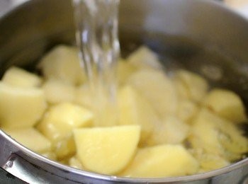 step1: 中大火煮薯仔約20分鐘或至淋身