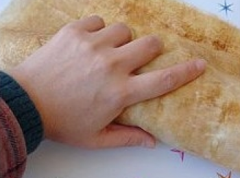 step7: 然後用油布裹起，按壓著整成長方形