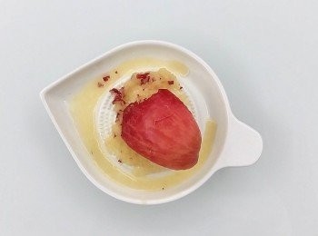 step6: 蘋果取一半切塊狀,另一半磨成泥。蘋果在下鍋前再磨成泥狀,以免氧化。