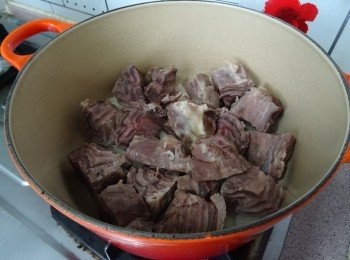 step4: 小許油爆香洋蔥， 下牛腱略爆