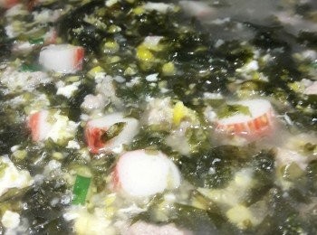 step2: 熱鑊落油爆香薑片，炒肉碎至半熟，加水也可加小小雞湯一齊煮滾，放埋粟米蓉，蟹柳再煮十分鐘，加<span class="group_2">調味</span>，落小小生粉水，最後落蛋漿熄火飲得。