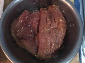 step1: 豬里肌肉逆紋以蝴蝶刀的方式切薄片，用刀背拍鬆豬排，放入醃料中抓勻醃漬5小時或過夜。
蝴蝶刀就是將肉片分切成兩片相連的薄片，下刀時第一刀不能切斷，第二刀才切斷肉片。