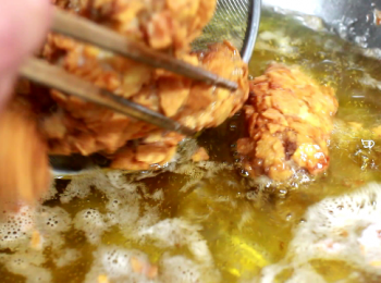 step7: 等油温再升高, 全部<a href="https://bit.ly/3zHU5V3" target="_blank" data-keyword="雞翼" class="guide-link"><strong>雞翼</strong></a> <span style="display:inline-block;vertical-align:middle;margin-top:-3px;color:initial;border-radius:3px;padding:2px 3px;font-size:12px;line-height:14px;background:#87d300;color:#fff;">即買</span> 再回鍋炸一分鐘。就可全部撈起來, 瀝去油份就可上桌了。