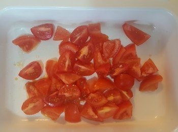 step1: 溫度以High預熱5分鐘，加入適量油份。
加入蕃茄炒一會。