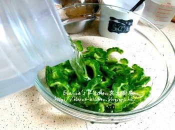 step3: 用水沖一沖洗再將涼瓜渣乾水份 , 再放入大碗內加入冰水浸過面靜待20分鐘