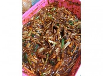 step4: 將步驟3的<span class="group_2">醬料</span>混進切好的蔬菜裡，均勻的混合在一起之後， 拌進辣椒粉，調至自己接受的辣度 放置1個小時入味