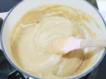 step5: 牛奶糖溶化後加入雞蛋.砂糖及玉米粉~~邊煮邊攪拌至濃稠狀態即可關火!!!