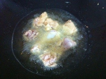 step3: 取出鍋加入適量的炸油，油熱。。
把沾上炸粉的雞塊，一塊一塊的下鍋油炸，注意，以中火炸至熟透即可。切勿炸太久，肉質會乾吃起了像柴皮。