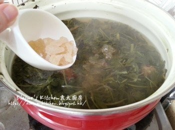 step4: 加入冰糖拌勻煮至溶 , 將西洋菜及蜜棗盛起