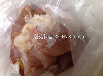 step2: 1放入塑膠袋內加入醃料、用手輕輕按摩1分鐘