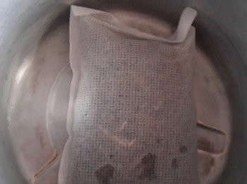 step1: 將仙草茶包與水一起放入電鍋中煮

外鍋放1碗水即可~待跳起時不要急著掀開鍋蓋喔

讓他再浸泡一下更有味道