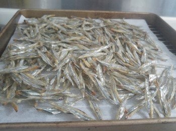 step1: 因今次魚乾比較大,魚肚帶苦味所以將頭部和魚肚剪掉,之後用水沖乾淨魚乾,之後可白鑊炒到魚乾身或用水波爐烘乾食物功能焗12分鐘。