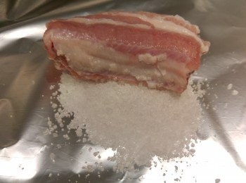 step1: 先預熱焗爐爐温210度。先用錫紙鋪底, 然後落粗鹽再將排骨醮上粗鹽。