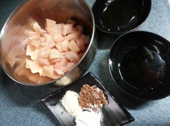 step5: <a href="https://bit.ly/3EZL8dD" target="_blank" data-keyword="雞胸" class="guide-link"><strong>雞胸</strong></a> <span style="display:inline-block;vertical-align:middle;margin-top:-3px;color:initial;border-radius:3px;padding:2px 3px;font-size:12px;line-height:14px;background:#87d300;color:#fff;">即買</span> 肉洗淨切粒,用雞粒醃料醃15分鐘以上