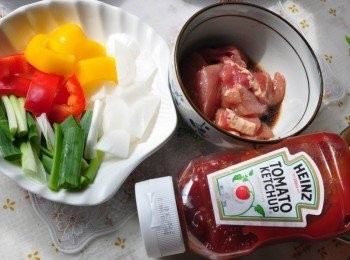 step1: 備料:洋蔥、彩椒切片狀，青蔥切段，里肌以<span class="group_2">醃料</span>稍微醃漬，亨氏番茄醬備用