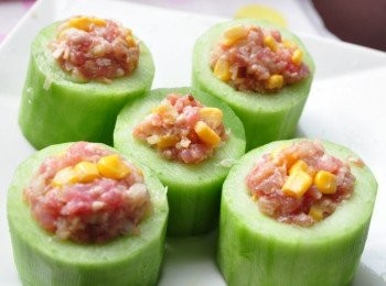 step5: 將調味好的絞肉鑲入大黃瓜內直立放入盤中