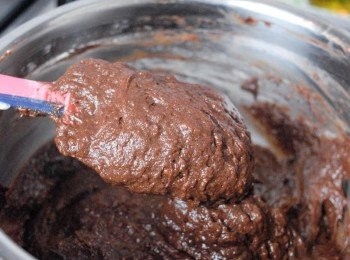 step6: 下糖拌勻，再篩入麵粉，拌勻即可（不要過份攪拌）