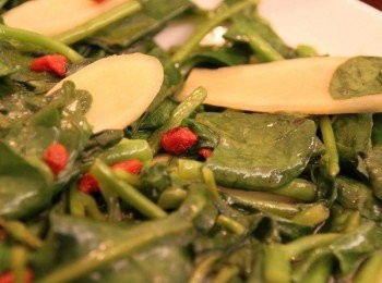 step1: 先倒入麻油，把薑片爆香後再把皇宮菜放入鍋子，炒一下，再加入少許塩、米酒調味，最後放入枸杞快炒一下，即可呈盤享用含豐富的鐵質麻油枸杞皇宮菜！