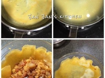 step4: 另一邊煎蛋皮，燒熱煎鍋，將少許油倒入搖勻然後倒去油，下蛋液，一見凝固即關火加蓋焗3分鐘。將蛋皮放入盛器，填入飯至8分滿，預留少許邊位上碟時收邊。