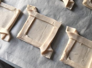 step4: 把兩邊摺到另一方的邊緣。