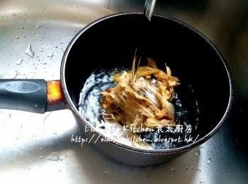 step1: 雞骨放入煲內加水 , 用中火煮滾後盛起沖一沖洗及瀝乾